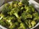 Haşlanmış brokoli, hem lezzeti hem de sağlığa faydaları ile sofralarda önemli bir yer edinmiştir. Özellikle sebze ağırlıklı beslenmeyi tercih edenlerin favorilerinden biri olan bu yemek, kısa sürede hazırlanabilmesi sayesinde pratik bir seçenek sunar. Taze brokoli dallarının sıcak suda haşlanarak servis edilmesi, hem doğal rengini korumasını sağlar hem de besin değerlerinin büyük kısmını muhafaza eder. Konulu bir haber görseli.