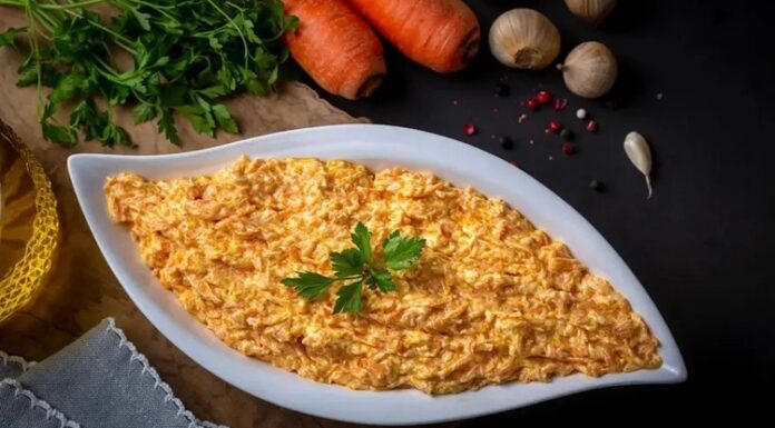 Havuç Tarator, Türk mutfağının en sevilen mezelerinden biri olarak öne çıkar. Özellikle akşam yemeklerinde veya davet sofralarında hafif ve lezzetli bir başlangıç olarak servis edilir. Havuç taratorun kökeni Anadolu mutfağına dayanmakla birlikte, zamanla farklı yöresel tariflerle çeşitlenmiştir. Konulu bir haber görseli.