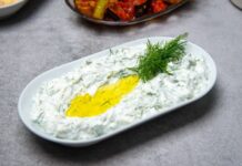 Haydari, özellikle kahvaltı sofralarının ve mezelerin vazgeçilmez tatlarından biridir. Yoğurt bazlı bu lezzetli meze, hem hafif hem de besleyici olmasıyla öne çıkar. Haydari, yüksek protein içeriği sayesinde kas ve kemik sağlığını desteklerken, probiyotik özelliği ile sindirim sistemine katkıda bulunur. İçerdiği sarımsak ve dereotu gibi doğal malzemeler, lezzetin yanı sıra sağlık açısından da avantaj sağlar. Konulu bir haber görseli.