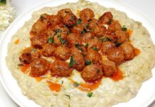 Türk mutfağının klasikleşmiş lezzetlerinden biri olan hünkar beğendi, Osmanlı saray mutfağından günümüze uzanan bir yemek olarak bilinir. Patlıcanın közlenip püre haline getirilmesi ve üzerine et veya kuzu etinin eklenmesiyle hazırlanan bu yemek, hem göze hem damağa hitap eder. Tarih boyunca hem özel günlerde hem de günlük sofralarda hazırlanmış olan hünkar beğendi, kültürel bir miras olarak ön plana çıkar. Konulu bir haber görseli.