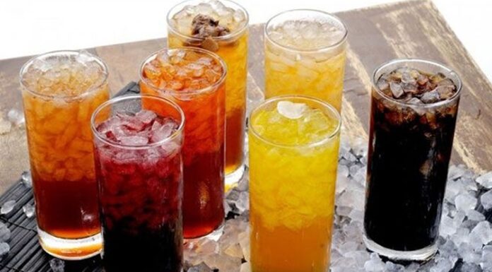 Günlük yaşamda içecekler, sadece susuzluğu gidermek için değil, aynı zamanda enerji ve besin desteği sağlamak için de tercih edilir. Su, çay, kahve, bitki çayları, meyve suları ve smoothie’ler, bireylerin gün boyunca ihtiyaç duyduğu sıvı alımını karşılamada kritik rol oynar. Bu içecekler, farklı besin değerleri ve aromalarıyla hem sağlığı destekler hem de lezzet sunar. Tüm haber detayı için tıklayınız.