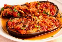 Türk mutfağının klasik zeytinyağlı lezzetlerinden biri olan imam bayıldı, hem hafif hem de besleyici bir yemek olarak bilinir. Osmanlı döneminden günümüze uzanan bu tarif, özellikle patlıcanın közlenmesi ve zeytinyağı ile buluşmasıyla ortaya çıkar. Tarih boyunca hem saray sofralarında hem de halk mutfaklarında hazırlanmış olan imam bayıldı, kültürel bir miras olarak önem taşır. Konulu bir haber görseli.