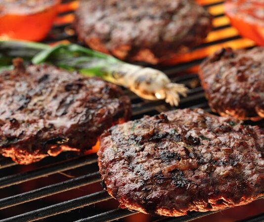 Türk mutfağının en sevilen yemeklerinden biri olan ızgara köfte, yüzyıllardır sofralarda kendine özel bir yer edinmiştir. Etin özenle yoğrulması, baharatlarla harmanlanması ve kömür ateşinde pişirilmesi, bu yemeği hem lezzetli hem de doyurucu hale getirir. Anadolu’dan Balkanlar’a kadar geniş bir coğrafyada bilinen bu yemek, kültürel bağları da yansıtır. Konulu bir haber görseli.