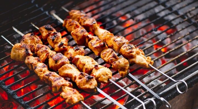 Izgara tavuk, hem evlerde hem de restoranlarda en çok tercih edilen yemeklerden biridir. Hafifliği ve lezzeti sayesinde, sağlıklı beslenmeyi öncelik edinenler için ideal bir seçenektir. Tavuk etinin düşük yağ oranı ve yüksek protein içeriği, bu yemeği besleyici ve doyurucu kılar. Konulu bir haber görseli.