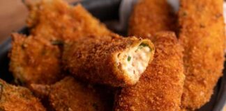 Jalapeno popper, özellikle Amerika ve Meksika mutfağında öne çıkan, baharatlı ve peynir dolgusuyla dikkat çeken bir atıştırmalıktır. Bu lezzetli yiyecek, adını ana malzemesi olan jalapeno biberlerinden alır ve genellikle içi krem peynir veya cheddar ile doldurulur. İlk olarak 1980’lerde popülerleşen jalapeno popper, kısa sürede fast food restoranları ve ev mutfaklarının favori atıştırmalıkları arasında yerini almıştır. Konulu bir haber görseli.
