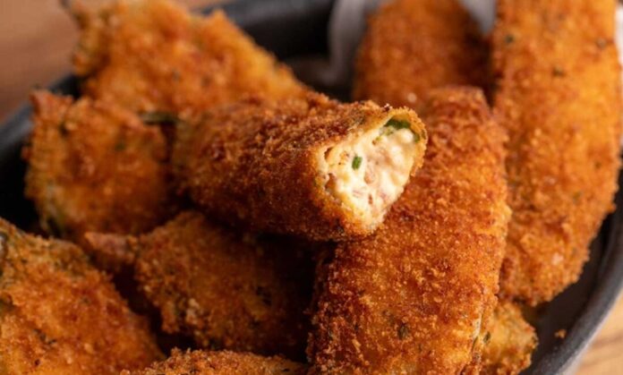 Jalapeno popper, özellikle Amerika ve Meksika mutfağında öne çıkan, baharatlı ve peynir dolgusuyla dikkat çeken bir atıştırmalıktır. Bu lezzetli yiyecek, adını ana malzemesi olan jalapeno biberlerinden alır ve genellikle içi krem peynir veya cheddar ile doldurulur. İlk olarak 1980’lerde popülerleşen jalapeno popper, kısa sürede fast food restoranları ve ev mutfaklarının favori atıştırmalıkları arasında yerini almıştır. Konulu bir haber görseli.
