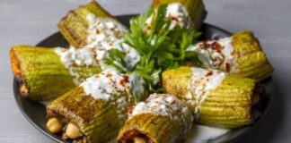 Türk mutfağının vazgeçilmezlerinden biri olan kabak dolması, hafifliği ve besleyici özelliğiyle yüzyıllardır sofralarda kendine özel bir yer edinmiştir. Anadolu’nun bereketli topraklarında yetişen taze kabaklarla hazırlanan bu yemek, hem günlük öğünlerde hem de özel davetlerde tercih edilen lezzetler arasında bulunur. Dolma kültürünün önemli temsilcilerinden biri olan kabak dolması, sağlıklı ve doyurucu yönüyle her yaştan insanın ilgisini çeker. Konulu bir haber görseli.