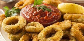 Kalamar tava, taze kalamarların un veya mısır unu ile kaplanıp kızartılmasıyla hazırlanan lezzetli bir deniz ürünü yemeğidir. Özellikle Akdeniz ve Ege mutfağında sıkça tüketilen bu yemek, hem restoran menülerinde hem de sokak lezzetleri arasında kendine sağlam bir yer bulmuştur. Dışı çıtır çıtır, içi yumuşacık kalamarlar, yemek severler için eşsiz bir deneyim sunar. Konulu bir haber görseli.