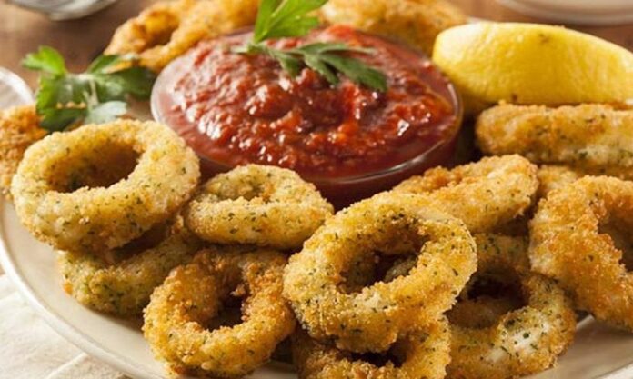 Kalamar tava, taze kalamarların un veya mısır unu ile kaplanıp kızartılmasıyla hazırlanan lezzetli bir deniz ürünü yemeğidir. Özellikle Akdeniz ve Ege mutfağında sıkça tüketilen bu yemek, hem restoran menülerinde hem de sokak lezzetleri arasında kendine sağlam bir yer bulmuştur. Dışı çıtır çıtır, içi yumuşacık kalamarlar, yemek severler için eşsiz bir deneyim sunar. Konulu bir haber görseli.