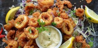 Kalamar tava, deniz ürünleri sevenlerin favorisi olan bir lezzettir. Hafif çıtır dış yüzeyi ve yumuşak iç dokusuyla sofraların vazgeçilmez tatlarından biri olarak öne çıkar. Özellikle balık restoranlarının menülerinde sıkça rastlanan bu yemek, evde de özenle hazırlanabilir. Bugün, kalamar tavanın tarihinden yapılışına, sunum önerilerinden sağlığa katkılarına kadar pek çok detayına değineceğiz. Konulu bir haber görseli.