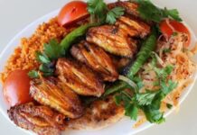 Kanat tavuk, hem lezzeti hem de pratik pişirme avantajı ile mutfaklarda sık tercih edilen bir protein kaynağıdır. Kanat tavuk alırken tazeliği her zaman ön planda tutulmalıdır. Tavuğun rengi, kokusu ve dokusu, satın alım sırasında dikkat edilmesi gereken en önemli unsurlardır. Taze kanat tavuk, pişirme sırasında hem aromatik özelliklerini korur hem de daha yumuşak bir dokuya sahip olur. Konulu bir haber görseli.