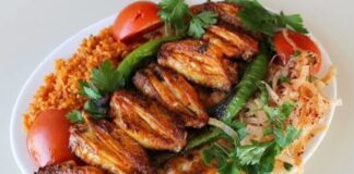 Kanat tavuk, hem lezzeti hem de pratik pişirme avantajı ile mutfaklarda sık tercih edilen bir protein kaynağıdır. Kanat tavuk alırken tazeliği her zaman ön planda tutulmalıdır. Tavuğun rengi, kokusu ve dokusu, satın alım sırasında dikkat edilmesi gereken en önemli unsurlardır. Taze kanat tavuk, pişirme sırasında hem aromatik özelliklerini korur hem de daha yumuşak bir dokuya sahip olur. Konulu bir haber görseli.