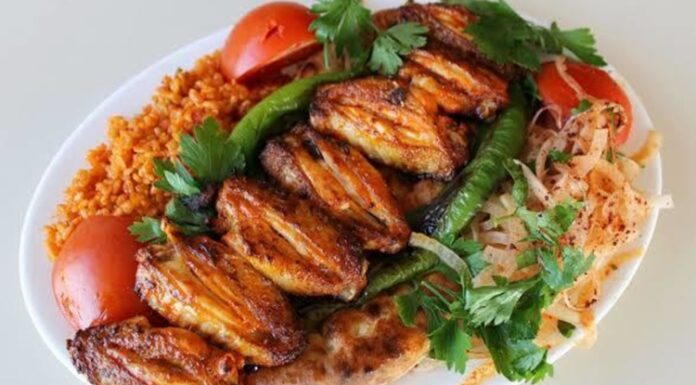 Kanat Tavuk: Lezzetleri ve Pişirme Sırlarıyla Sofralarınıza Geliyor Kanat tavuk, hem lezzeti hem de pratik pişirme avantajı ile mutfaklarda sık tercih edilen bir protein kaynağıdır. Kanat tavuk alırken tazeliği her zaman ön planda tutulmalıdır. Tavuğun rengi, kokusu ve dokusu, satın alım sırasında dikkat edilmesi gereken en önemli unsurlardır. Taze kanat tavuk, pişirme sırasında hem aromatik özelliklerini korur hem de daha yumuşak bir dokuya sahip olur. Konulu bir haber görseli.