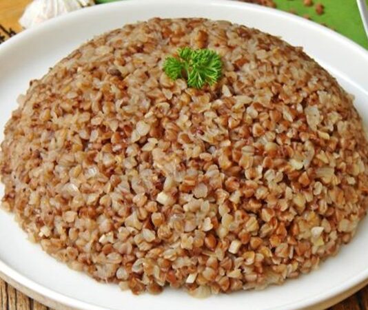 Karabuğday pilavı, özellikle sağlıklı beslenmeyi tercih edenlerin sofralarında sıkça yer alan bir alternatif olarak öne çıkar. Bu özel pilav, hem glütensiz yapısı hem de besin değerleri ile dikkat çeker. Karabuğdayın kendine has aroması, pilavın sade lezzeti ile birleşerek eşsiz bir tat sunar. Konulu bir haber görseli.