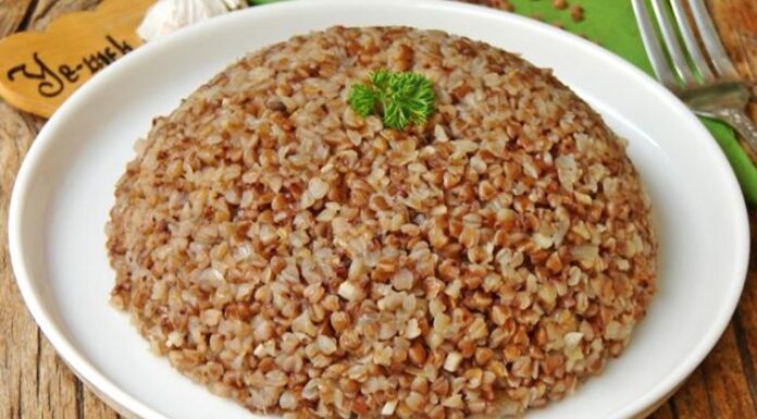 Karabuğday Pilavı: Sağlıklı Sofraların Yeni Favorisi Karabuğday pilavı, özellikle sağlıklı beslenmeyi tercih edenlerin sofralarında sıkça yer alan bir alternatif olarak öne çıkar. Bu özel pilav, hem glütensiz yapısı hem de besin değerleri ile dikkat çeker. Karabuğdayın kendine has aroması, pilavın sade lezzeti ile birleşerek eşsiz bir tat sunar. Konulu bir haber görseli.