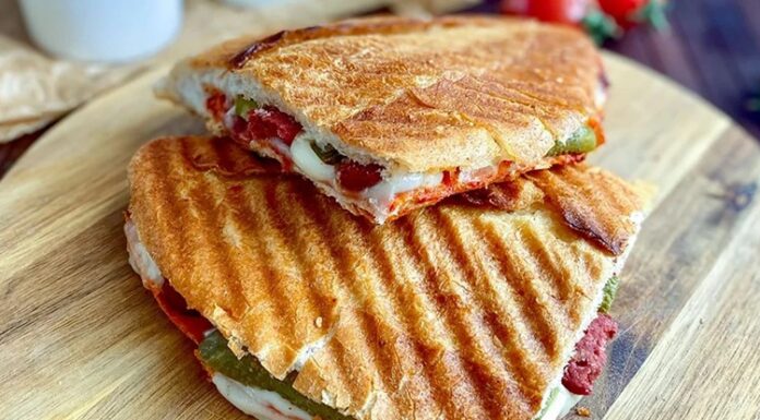Karışık Tost: Kahvaltıdan Öğleye Pratik Lezzet Karışık tost, özellikle Türkiye’de sabah kahvaltılarının ve ara öğünlerin vazgeçilmez lezzetlerinden biri haline gelmiştir. Bu tost çeşidi, klasik kaşarlı tostun ötesine geçerek sucuk, salam, domates, biber ve peynir gibi malzemelerin bir araya gelmesiyle hazırlanır. Böylece hem doyurucu hem de zengin bir lezzet sunar. Konulu bir haber görseli.