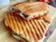 Karışık Tost: Kahvaltıdan Öğleye Pratik Lezzet Karışık tost, özellikle Türkiye’de sabah kahvaltılarının ve ara öğünlerin vazgeçilmez lezzetlerinden biri haline gelmiştir. Bu tost çeşidi, klasik kaşarlı tostun ötesine geçerek sucuk, salam, domates, biber ve peynir gibi malzemelerin bir araya gelmesiyle hazırlanır. Böylece hem doyurucu hem de zengin bir lezzet sunar. Konulu bir haber görseli.