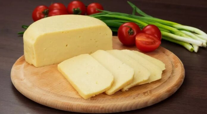 Kaşar dilimi, Türkiye’nin peynir kültüründe önemli bir yer tutar ve hem kahvaltılarda hem de yemeklerde yaygın olarak tercih edilir. Kendine özgü aroması, kolay eriyen dokusu ve pratik kullanım avantajı ile sofraların baş tacı olmuştur. Her yaştan tüketici tarafından sevilen kaşar dilimi, hem besleyici hem de lezzet açısından zengin bir üründür. Konulu bir haber görseli.