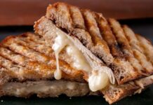 Kaşarlı tost, Türkiye’de sabah kahvaltılarının ve ara öğünlerin vazgeçilmez lezzetlerinden biridir. İnce dilimlenmiş ekmek arasına yerleştirilen kaşar peyniri ile hazırlanan bu tost, kısa sürede hazırlanmasıyla hem evde hem de sokak lezzetleri arasında popüler hale gelmiştir. Konulu bir haber görseli.