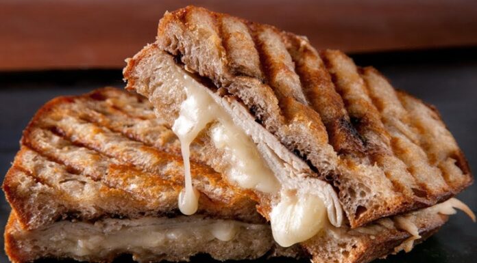 Kaşarlı Tost: Pratik Ve Lezzetli Kahvaltı Seçeneği Kaşarlı tost, Türkiye’de sabah kahvaltılarının ve ara öğünlerin vazgeçilmez lezzetlerinden biridir. İnce dilimlenmiş ekmek arasına yerleştirilen kaşar peyniri ile hazırlanan bu tost, kısa sürede hazırlanmasıyla hem evde hem de sokak lezzetleri arasında popüler hale gelmiştir. Konulu bir haber görseli.