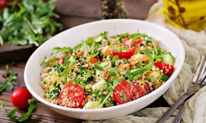 Kinoalı Salata Sağlıklı Ve Lezzetli Sofraların Yeni Trendi Kinoalı salata, son yıllarda sağlıklı beslenme trendlerinin en gözde tariflerinden biri hâline geldi. Antioksidanlar, protein ve lif bakımından zengin olan kinoa, salatanın temel malzemesi olarak öne çıkıyor. Dünya mutfaklarında farklı yorumlarla kullanılan bu salata, hem besleyici hem de doyurucu bir alternatif sunuyor. Konulu bir haber görseli.
