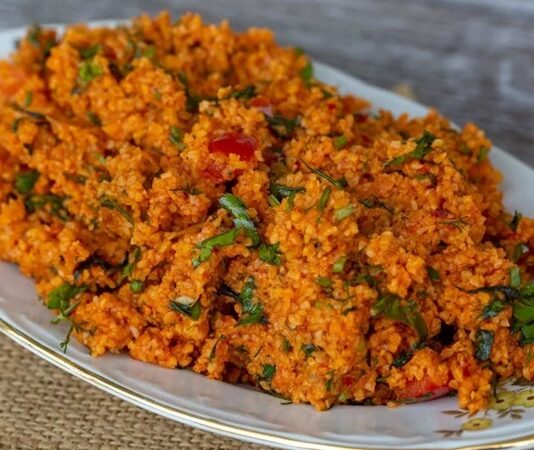 Kısır, Türk mutfağının vazgeçilmez salatalarından biri olarak bilinir. Özellikle Güneydoğu ve Orta Anadolu bölgelerinde yaygın olarak tüketilen bu tarif, bulgurun ana malzeme olarak kullanıldığı hafif ve besleyici bir lezzet sunar. Zeytinyağı, domates salçası ve taze yeşilliklerle harmanlanan kısır, hem sağlıklı hem de doyurucu bir seçenek olarak öne çıkar. Konulu bir haber görseli.