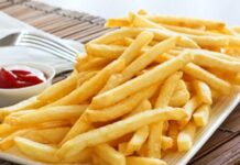 Kızarmış patates, neredeyse tüm dünyada severek tüketilen, hızlı hazırlanabilen ve her yaştan insanın damak zevkine hitap eden bir yiyecektir. Kültürler farklı olsa da patatesin kızartılarak tüketilmesi ortak bir noktada buluşur. Fast food restoranlarından ev yemeklerine kadar geniş bir kullanım alanı bulan bu yiyecek, sadece lezzetiyle değil, aynı zamanda pratikliğiyle de öne çıkar. Konulu bir haber görseli.