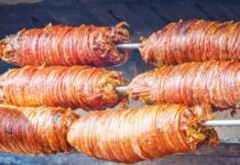 Türk sokak mutfağının en karakteristik yiyeceklerinden biri olan kokoreç, uzun yıllardır hem yerli halkın hem de turistlerin ilgiyle tükettiği özel bir lezzettir. Koyun bağırsağından yapılan bu yiyecek, Anadolu’da yüzyıllardır varlığını sürdürmektedir. Özellikle Balkanlar ve Ege kültüründe de kendine geniş bir yer edinmiş olan kokoreç, geçmişten günümüze değişmeden gelmiş bir sokak yemeği olarak dikkat çekmektedir. Konulu bir haber görseli.