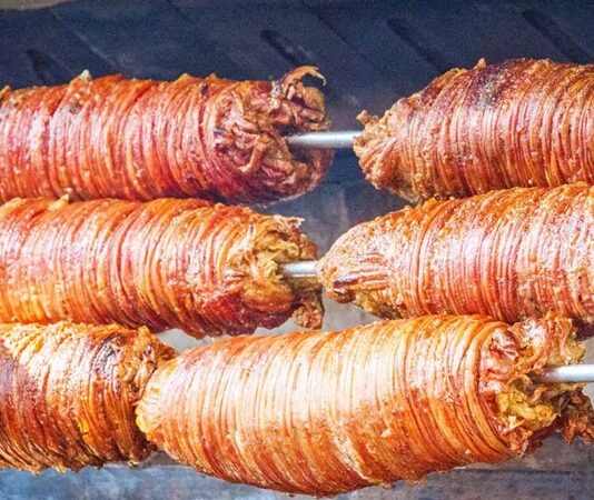 Türk sokak mutfağının en karakteristik yiyeceklerinden biri olan kokoreç, uzun yıllardır hem yerli halkın hem de turistlerin ilgiyle tükettiği özel bir lezzettir. Koyun bağırsağından yapılan bu yiyecek, Anadolu’da yüzyıllardır varlığını sürdürmektedir. Özellikle Balkanlar ve Ege kültüründe de kendine geniş bir yer edinmiş olan kokoreç, geçmişten günümüze değişmeden gelmiş bir sokak yemeği olarak dikkat çekmektedir. Konulu bir haber görseli.