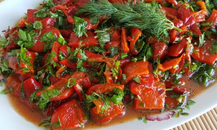 Közlenmiş biber salatası, Türk mutfağının klasik mezelerinden biri olarak bilinir ve sofraların renkli sunumları arasında yer alır. Bu salata, özellikle yaz ve kış sofralarında, hem pratik hem de lezzetli bir başlangıç olarak tercih edilir. Közleme yöntemi, biberlerin aromasını yoğunlaştırır ve salataya karakteristik bir tat katar. Konulu bir haber görseli.