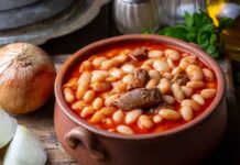 Kuru fasulye, Türk mutfağının en sevilen yemeklerinden biri olarak yüzyıllardır sofralarda yerini koruyor. Geleneksel lezzetlerin başında gelen kuru fasulye, hem doyuruculuğu hem de besleyici özellikleriyle ön plana çıkıyor. Pirinç pilavıyla oluşturduğu klasik ikili, adeta Anadolu sofralarının simgesi haline gelmiş durumda. Günümüzde de hem ev yemeklerinde hem de restoran menülerinde en çok tercih edilen yemeklerden biri olmayı sürdürüyor. Konulu bir haber görseli.