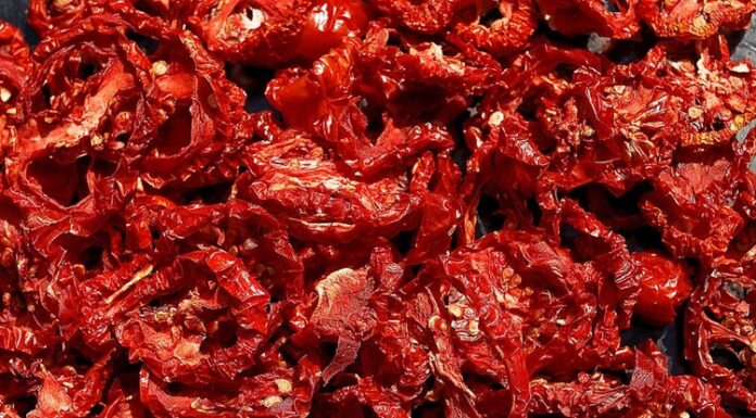 Kurutulmuş Domates: Sofralara Katkı Sağlayan Doğal Lezzet Kurutulmuş domates, mutfaklarda giderek daha fazla tercih edilen sağlıklı ve doğal ürünlerden biridir. Taze domateslerin özel yöntemlerle suyunun çekilmesi ve güneşte ya da düşük sıcaklıkta kurutulmasıyla elde edilir. Böylece domatesin besin değerleri korunur, aroması yoğunlaşır ve daha uzun süre saklanabilir hale gelir. Doğal yapısı sayesinde hem geleneksel hem de modern tariflerde kullanılabilen kurutulmuş domates, sofralara farklı bir tat ve zenginlik katar. Konulu bir haber görseli.