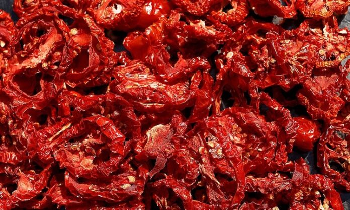 Kurutulmuş Domates Sofralara Katkı Sağlayan Doğal Lezzet Kurutulmuş domates, mutfaklarda giderek daha fazla tercih edilen sağlıklı ve doğal ürünlerden biridir. Taze domateslerin özel yöntemlerle suyunun çekilmesi ve güneşte ya da düşük sıcaklıkta kurutulmasıyla elde edilir. Böylece domatesin besin değerleri korunur, aroması yoğunlaşır ve daha uzun süre saklanabilir hale gelir. Doğal yapısı sayesinde hem geleneksel hem de modern tariflerde kullanılabilen kurutulmuş domates, sofralara farklı bir tat ve zenginlik katar. Konulu bir haber görseli.