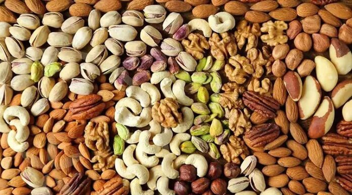 Kuruyemiş: Sağlıklı Atıştırmalıkların Vazgeçilmezi Kuruyemişler, yüzyıllardır hem besleyici hem de lezzetli atıştırmalıklar olarak sofralarda yer alıyor. İlk olarak Orta Doğu ve Akdeniz bölgelerinde yetiştirilen kuruyemişler, zamanla dünya genelinde popülerleşti. Ceviz, fındık, badem, kaju ve antep fıstığı gibi çeşitler, farklı kültürlerde hem tatlılarda hem de tuzlu yemeklerde kullanıldı. Konulu bir haber görseli.