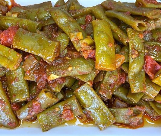 Türk mutfağının klasik yemeklerinden biri olan kuşbaşılı taze fasulye, hem sağlıklı hem de doyurucu bir öğün olarak bilinir. Taze fasulyenin kuşbaşı et ile bir araya gelmesiyle hazırlanan bu yemek, özellikle yaz aylarında sofralarda sıkça yer alır. Osmanlı döneminden günümüze uzanan bu tarif, hem geleneksel tatları hem de modern yemek kültürünü bir araya getirir. Konulu bir haber görseli.