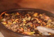 Kuzu güveç, Türk mutfağının en geleneksel yemeklerinden biridir. Etin doğal lezzeti, toprak güveçte ağır ağır pişirilerek ortaya çıkar. Özellikle kırsal bölgelerde misafir sofralarının vazgeçilmez ana yemeklerinden biri olarak bilinir. Konulu bir haber görseli.