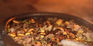 Kuzu güveç, Türk mutfağının en geleneksel yemeklerinden biridir. Etin doğal lezzeti, toprak güveçte ağır ağır pişirilerek ortaya çıkar. Özellikle kırsal bölgelerde misafir sofralarının vazgeçilmez ana yemeklerinden biri olarak bilinir. Konulu bir haber görseli.