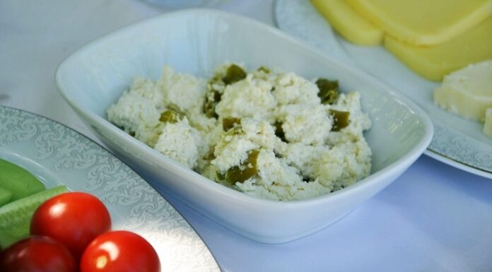 Lor peynirli meze, Türk mutfağının hafif ve besleyici tatlarından biri olarak sofralarda kendine özel bir yer bulur. Özellikle davet sofralarında, kahvaltılarda veya aperatif olarak sunulan bu mezeler, hem pratik hem de lezzetli bir seçenek oluşturur. Lor peyniri, düşük yağ oranı ve hafif tadı ile mezelerde yoğun bir lezzet dengesi sağlar. Mezeler, çeşitli sebzeler, baharatlar ve taze otlarla birleştiğinde sofralara renk ve aroma katar. Konulu bir haber görseli.