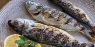 Lüfer ızgara, taze lüfer balıklarının temizlenip ızgara üzerinde pişirilmesiyle hazırlanan lezzetli bir deniz ürünü yemeğidir. Özellikle Marmara ve Karadeniz mutfağında sıkça tüketilen bu yemek, balık severler için vazgeçilmez bir tercih haline gelmiştir. Lüferin kendine has yağı ve aroması, ızgara sırasında ortaya çıkan tütsü kokusuyla birleşerek eşsiz bir tat deneyimi sunar. Konulu bir haber görseli.