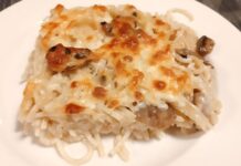 Makarna Graten: Fırın Lezzetiyle Gelen İştah Açıcı Tat Makarna graten, İtalyan mutfağından dünyaya yayılan fırın yemeklerinden biridir. Makarna ve peynirin birleşimi ile ortaya çıkan bu tarif, özellikle çocuklar ve yetişkinler tarafından sıkça tercih edilir. Kökeni, 18. yüzyılın sonlarına kadar uzanan graten teknikleriyle hazırlanmıştır. Konulu bir haber görseli.