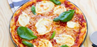 Margarita Pizza: Klasik İtalyan Lezzetinin Sofralardaki Yükselişi Margarita pizza, İtalyan mutfağının en ikonik lezzetlerinden biri olarak bilinir. Napoli kökenli bu pizza türü, basit ama dengeli malzemeleriyle ün kazanmıştır. Domates, mozzarella peyniri ve taze fesleğen kullanımı, pizzanın üç temel rengi olan kırmızı, beyaz ve yeşili simgeler. Konulu bir haber görseli.