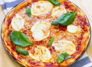 Margarita pizza, İtalyan mutfağının en ikonik lezzetlerinden biri olarak bilinir. Napoli kökenli bu pizza türü, basit ama dengeli malzemeleriyle ün kazanmıştır. Domates, mozzarella peyniri ve taze fesleğen kullanımı, pizzanın üç temel rengi olan kırmızı, beyaz ve yeşili simgeler. Konulu bir haber görseli.