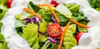 Marul salatası, hafif ve ferahlatıcı lezzetiyle Türk mutfağında önemli bir yere sahiptir. Özellikle yaz aylarında soğuk meze olarak sofralarda öne çıkar. Marulun gevrek yapısı, salatanın tazeliğini ve hafifliğini ön plana çıkarır. Bu salata, hem ana yemeklerin yanında tamamlayıcı olarak hem de tek başına sağlıklı bir öğün olarak tüketilebilir. Konulu bir haber görseli.