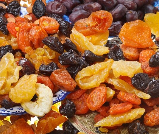 Meyve kurusu, son yıllarda sağlıklı beslenme trendlerinin yükselmesiyle birlikte daha çok tercih edilen bir atıştırmalık haline geldi. Doğal şeker içeriği ve uzun saklama ömrü sayesinde evlerde, ofislerde ve yolculuklarda sıkça tüketiliyor. Kuru meyveler, sadece tatlı ihtiyacını karşılamakla kalmıyor, aynı zamanda vitamin ve mineral bakımından zengin içerikleriyle sağlığa katkı sağlıyor. Özellikle doğal ve katkısız kurutulmuş meyveler, tüketicilerin ilgisini çekiyor ve sağlıklı yaşam trendlerini destekliyor. Konulu bir haber görseli.