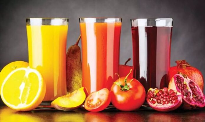 Meyve suyu, günlük beslenmede önemli bir yere sahiptir ve vücudun ihtiyaç duyduğu vitamin ve mineralleri sağlar. Taze sıkılmış meyve suyu, özellikle C vitamini açısından zengindir ve bağışıklık sistemini güçlendirmeye yardımcı olur. Günlük enerji ihtiyacını desteklerken aynı zamanda metabolizmanın düzenli çalışmasına katkıda bulunur. Konulu bir haber görseli.