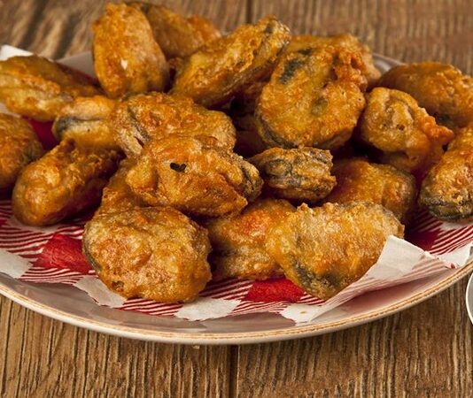 Türk mutfağının eşsiz sokak lezzetlerinden biri olan midye tava, uzun yıllardır özellikle sahil şehirlerinde tüketilen geleneksel bir yiyecektir. Osmanlı mutfağında kızartma tekniklerinin gelişmesiyle beraber ortaya çıkan bu lezzet, zamanla halk arasında popüler hale gelmiştir. Özellikle balık lokantalarının menülerinde yer alarak geniş kitlelere ulaşmıştır. Konulu bir haber görseli.