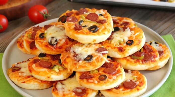 Mini Pizza: Küçük Boyutla Büyük Lezzet Mini pizza, adından da anlaşılacağı üzere standart pizzalardan daha küçük boyutlarda sunulan, özellikle aperatif veya atıştırmalık olarak tercih edilen bir pizza türüdür. Bu pizza türü, küçük porsiyonları sayesinde hem çocuklar hem de hızlı bir atıştırmalık arayan yetişkinler arasında oldukça popüler hale gelmiştir. Konulu bir haber görseli.