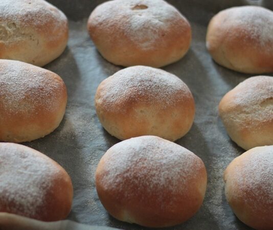 Günümüz mutfak trendlerinde önemli bir yer tutan mini sandviç ekmeği, özellikle pratik ve lezzetli bir öğün arayanların favorisi haline gelmiştir. Küçük boyutları ve yumuşak dokusuyla hem çocuklar hem de yetişkinler tarafından tercih edilen bu ekmek türü, hızlı hazırlanan sandviçlerde mükemmel bir temel oluşturur. Konulu bir haber görseli.