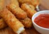 Mozzarella stick, dünyada en çok sevilen atıştırmalıklar arasında yer alır. İçindeki erimiş mozarella peynirinin dışındaki çıtır kaplama ile buluşması, hem dokusal hem de lezzet açısından eşsiz bir deneyim sunar. İlk kez Amerika’da fast food zincirlerinde yaygınlaşan bu atıştırmalık, kısa sürede Avrupa ve Asya mutfaklarına da girmiştir. Bugün neredeyse tüm dünyada restoran menülerinde, kafelerde ve ev mutfaklarında tercih edilen bir seçenek haline gelmiştir. Konulu bir haber görseli.