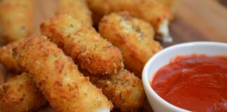 Mozzarella Stick Atıştırmalık Dünyasının Çıtır Yıldızı Mozzarella stick, dünyada en çok sevilen atıştırmalıklar arasında yer alır. İçindeki erimiş mozarella peynirinin dışındaki çıtır kaplama ile buluşması, hem dokusal hem de lezzet açısından eşsiz bir deneyim sunar. İlk kez Amerika’da fast food zincirlerinde yaygınlaşan bu atıştırmalık, kısa sürede Avrupa ve Asya mutfaklarına da girmiştir. Bugün neredeyse tüm dünyada restoran menülerinde, kafelerde ve ev mutfaklarında tercih edilen bir seçenek haline gelmiştir. Konulu bir haber görseli.
